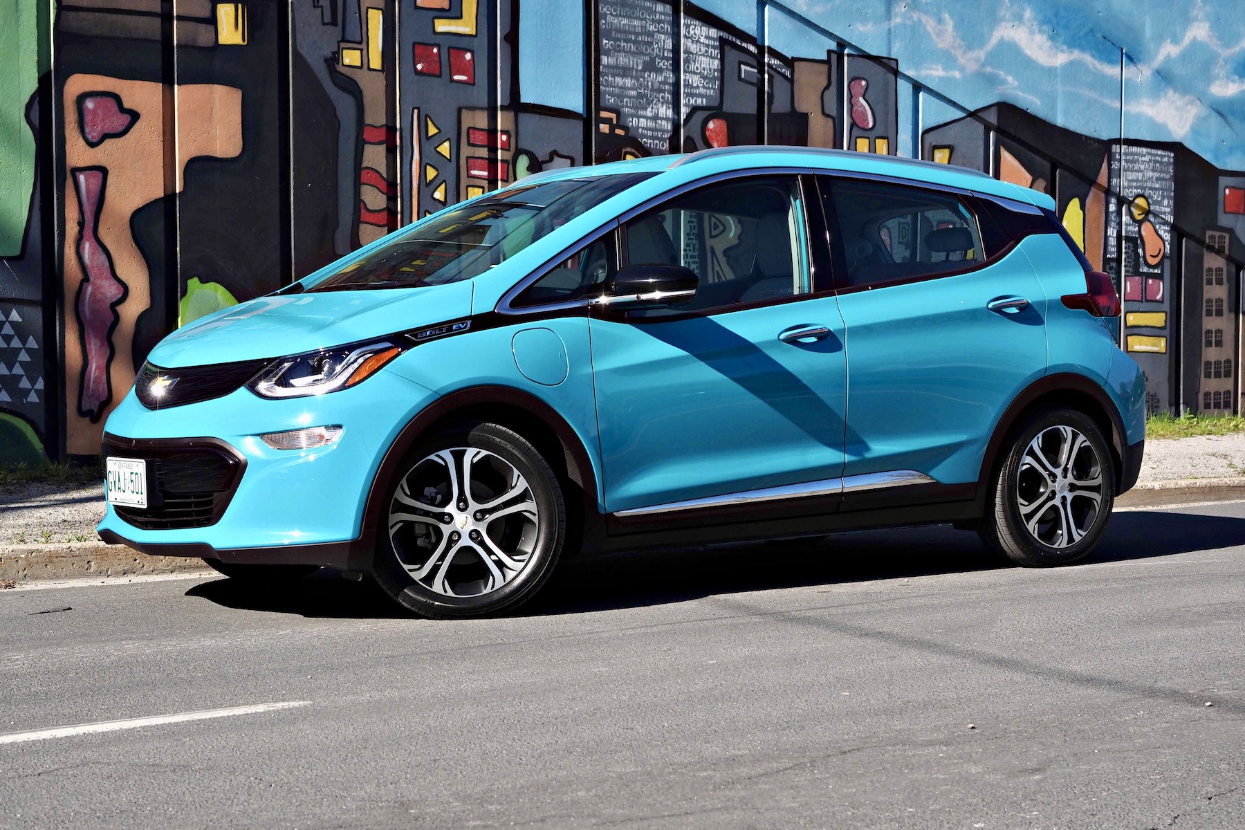 Электромобили болт. Chevrolet Bolt. Шевроле электромобиль Bolt. Шевроле болт электромобиль 2019. Шевроле болт 2023.