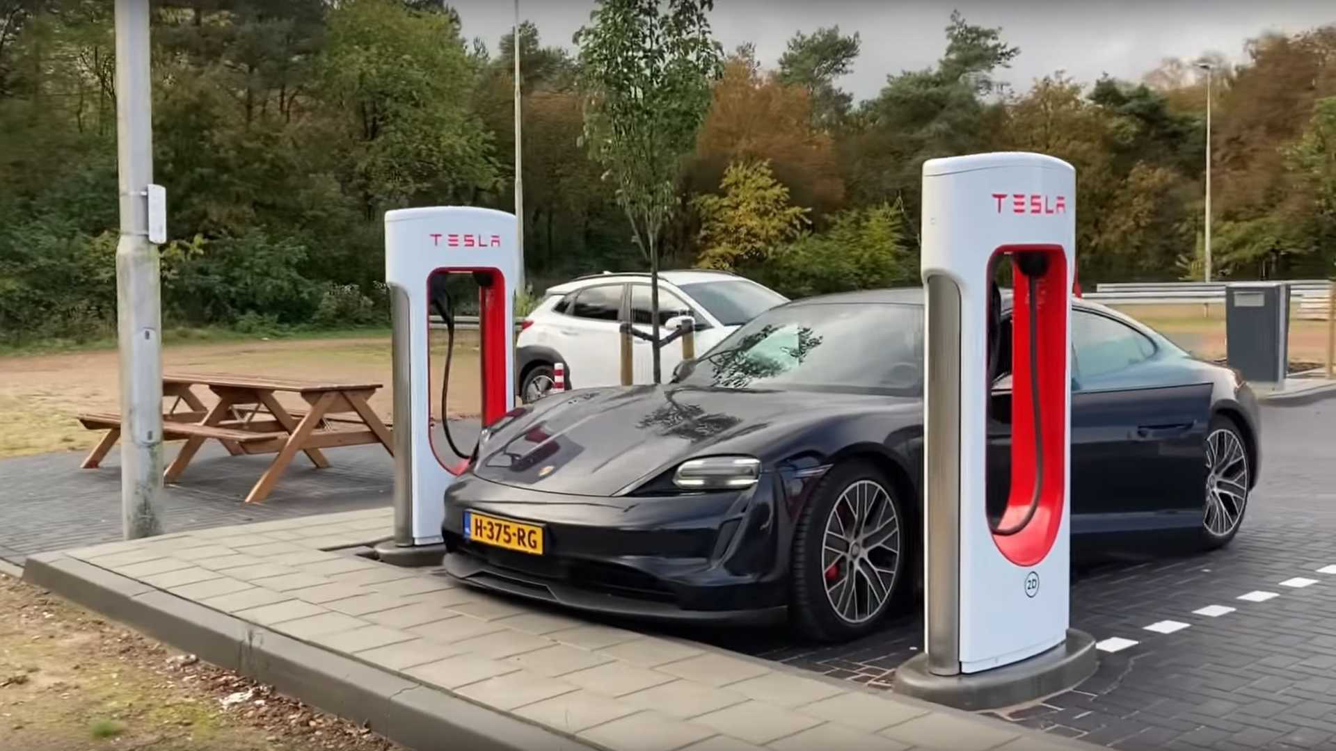 Зарядная станция тесла. Зарядная станция Tesla Supercharger. Тесла суперчарджер. Зарядные станции Тесла в США. Tesla Supercharger Сколково.